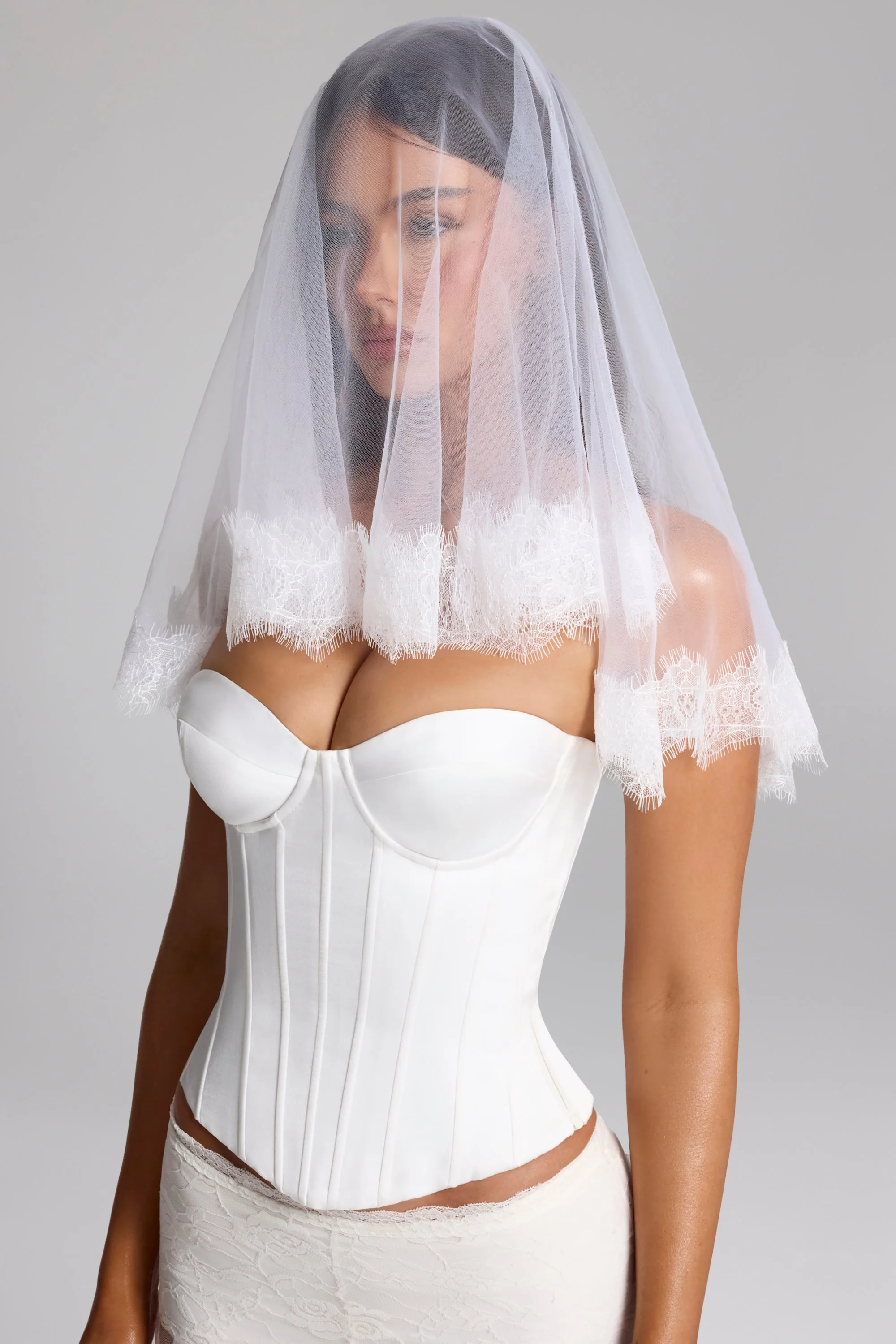 Lace-Trim Veil in White - Image 3
